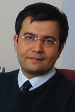 راشدان می گوید سپاه و بسیج منابع درآمد ایران را در اختیار دارند