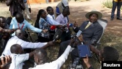 Yoweri Museveni parle à la presse après avoir voté à Kirihura, dans l'ouest de l'Ouganda, le 18 février 2016.