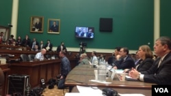 2013年10月24日，美国会众院能源与商业委员会就奥巴马医保网站技术问题听证，四家公司代表作证，接受议员们严厉质询 (美国之音杨晨拍摄）
