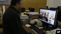 艾未未在观看他本人上传到YouTube的一段仿韩国江南Style的草泥马Style(2012年10月25日)。