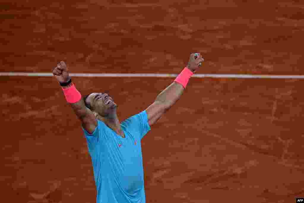 스페인 테니스 선수 라파엘 나달이 프랑스 파리에서 열린 &#39;프렌치 오픈&#39; 테니스대회 남자단식 결승에서 세르비아의 노박 조코비치를 물리치고 우승을 차지했다.