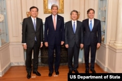 左起：日本外务次官齐木昭隆、美国国务卿克里、韩国外交部第一次官赵太庸、美国副国务卿布林肯（图片来源：美国国务院）