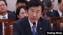 윤병세 한국 외교부 장관이 24일 국회 외교통일위원회 전체회의에서 진행된 업무보고에서 발언하고 있다.