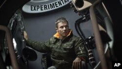 Dalam foto yang dirilis oleh Red Bull Stratos ini, penerjun bebas Austria, Felix Baumgartner berada dalam kapsul yang akan diuji coba di gurun pasir New Mexico (9/10). Uji-coba terjun bebas untuk melampaui kecepatan suara tersebut dibatalkan karena cuaca tidak memungkinkan.