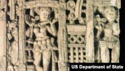 صفحه یی از عاج با مجسمه یی که به صورت برجسته در آن تراشیده شده، از آثاری بگرام و مربوط به دوره گریکو بودیک افغانستان می باشد.