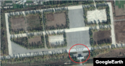 2014년 평양 미림비행장 북쪽을 찍은 구글어스의 위성사진. 지휘부가 열병식을 참관하는 건물 앞으로 ‘승리’라는 글자를 만들고 있는 병력 무리가 보인다. (사진출처=구글어스/디지털글로브)