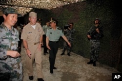 2011年7月12日，美国参谋长联席会议主席马伦抵达杭州的中国军队第一机械化步兵师的演习指挥部