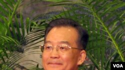 PM Wen Jiabao menolak tekanan pemerintah AS untuk mengoreksi nilai tukar mata uang Tiongkok, Yuan.