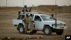 Un véhicule de la mission de l'ONU au Mali, à Kidal le 28 juillet 2013 (AP Photo/Rebecca Blackwell)