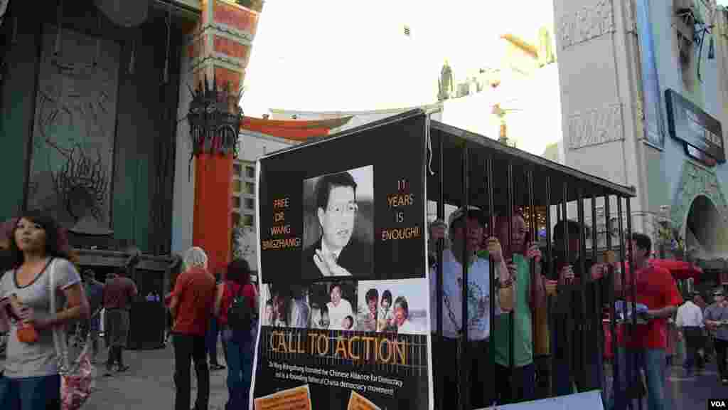 牢笼位于好莱坞最热闹的路段（美国之音国符拍摄）