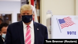 Rais Donald Trump akiwa amevaa barakoa aondoka kwa kituo cha kupigia kura mjini West Palm Beach Florida baada ya kupiga kura ya mapema Jumamosi Oktoba 24, 2020.