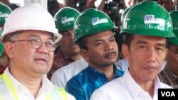 Gubernur Jakarta Joko Widodo (kanan) dan Direktur Utama PT. MRT Dono Bustami dalam peresmian dimulainya proyek pembangunan kereta transportasi massal cepat itu (10/10). (VOA/Iris Gera)