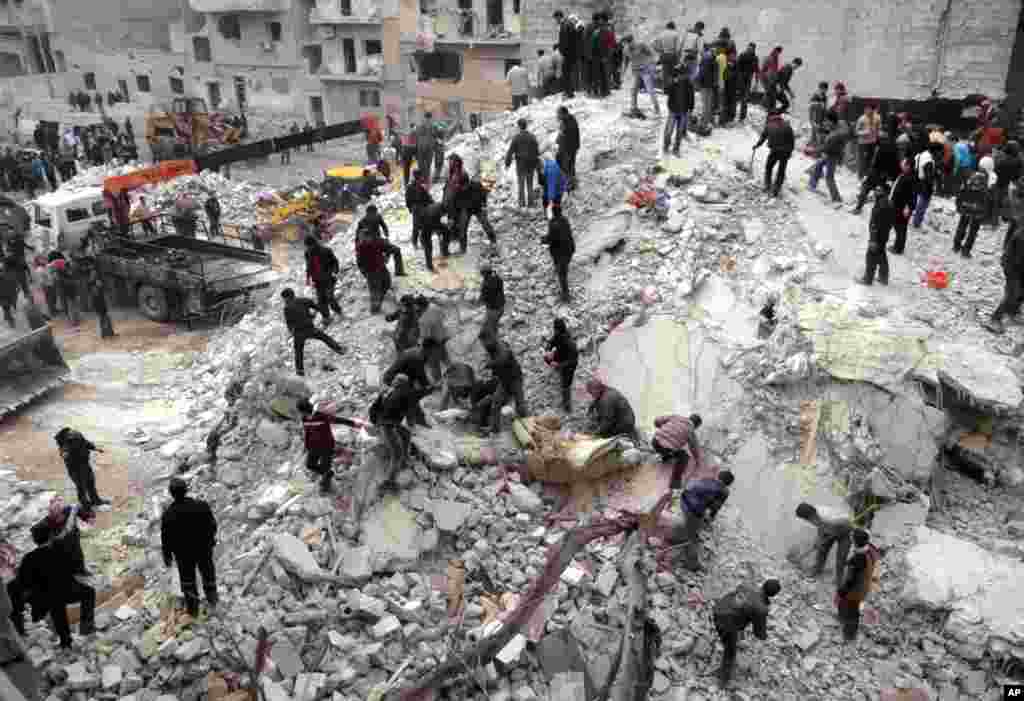 由阿勒颇媒体中心公民记者提供的照片显示，2月3日在阿勒颇市的安萨里地区遭到空袭后，人们在被毁房屋的瓦砾中搜寻残存物件