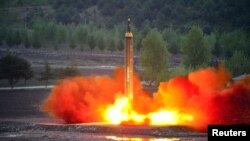 朝鲜官方通讯社朝中社发布的图片显示朝鲜发射远程战略弹道火箭（日期不详）