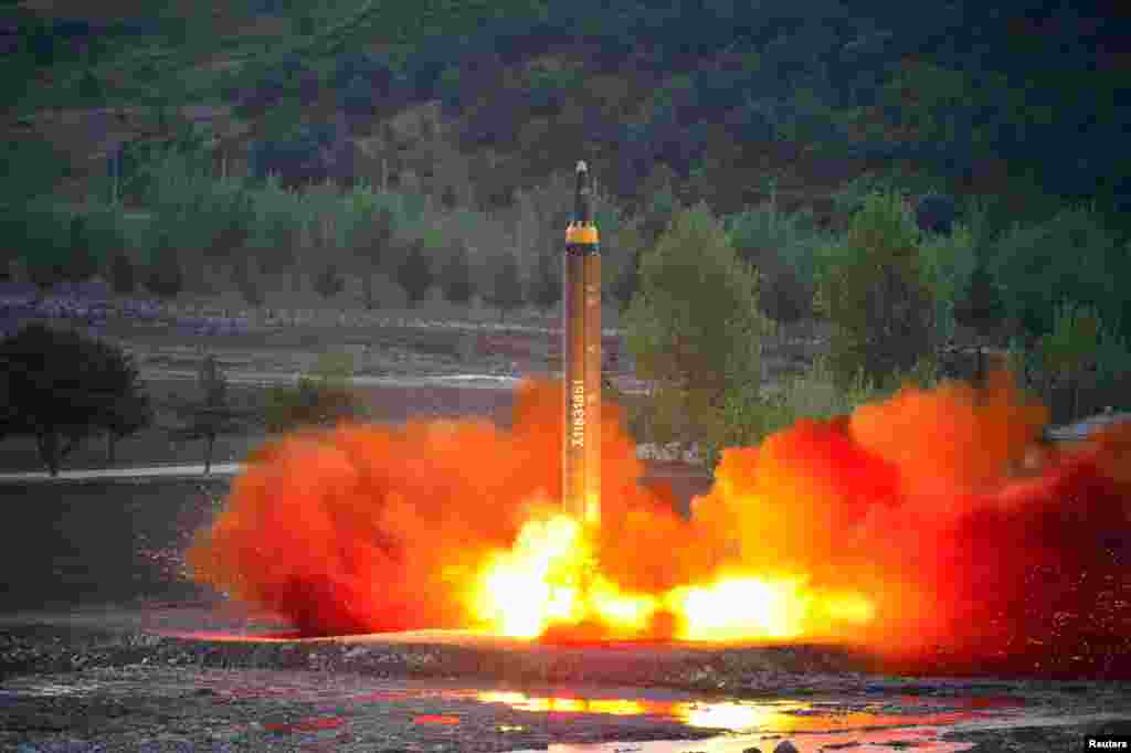 Korea Utara berhasil menguji coba misil balistik jarak jauh Hwasong-12 (Mars-12), foto dirilis oleh North Korean Central News Agency (KCNA).