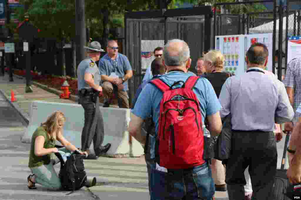 تدابیر امنیتی قبل از ورود خبرنگاران به محل نشست.