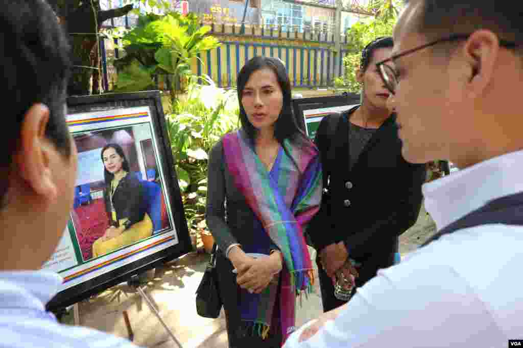 កញ្ញា ឈុន មុនីវិច្ឆរ៉ា សកម្មជន​អ្នក​ស្រលាញ់​ភេទ​ដូច​គ្នា ប្រាប់​អ្នកចូលរួម​​ពាក់ព័ន្ធ​នឹង​ការរើសអើង​ក្រុម​អ្នកស្រលាញ់​ភេទ​ដូច​គ្នា ក្នុង​កម្មវិធី​ពិព័រណ៍​រូបថត​សកម្មជន និង​ផ្សព្វផ្សាយ​របាយ​ការណ៍​ពាក់ព័ន្ធ​នឹង​ការ​រក​ឃើញ​អំពី​ការរើសអើង​អ្នក​ស្រលាញ់​ភេទ​ដូច​គ្នា។ នៅ​ថ្ងៃទី ៩ ខែធ្នូ ឆ្នាំ២០១៩។ (កាន់ វិច្ឆិកា/VOA)