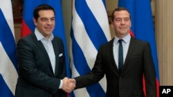 러시아를 방문 중인 알렉시스 치프라스 그리스 총리(왼쪽)가 9일 모스크바에서 드미트리 메드베데프 러시아 총리와 회동했다.