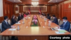 លោក Derek Chollet ទីប្រឹក្សា​ក្រសួង​ការបរទេស​អាមេរិក ក្នុង​អំឡុង​ជំនួប​ជាមួយ​លោក ប្រាក់ សុខុន រដ្ឋមន្ត្រី​ការបរទេស​កម្ពុជា នៅ​រាជធានី​ភ្នំពេញ នៅ​ថ្ងៃទី១០ ខែធ្នូ ឆ្នាំ២០២១។ (រូបថត៖ ក្រសួងការបរទេសកម្ពុជា)