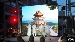 俄罗斯与中国文化交流和商业活动日益活跃。4月份在莫斯科举行的一本两国经贸杂志发行仪式上，大批俄中工商界人士参加，俄罗斯青年表演中国武术。（美国之音白桦拍摄）