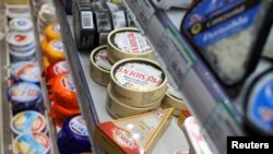 资料照：北京一家超市的奶制品柜台。（2024年8月22日）