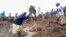 Warga dan petugas tanggap darurat tampak menggali lumpur untuk mencari korban tanah longsor di Bulambuli, di timur Uganda, pada 28 November 2024. (Foto: AP/Jean Watala)