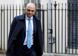 Menteri Keuangan Inggris Sajid Javid terlihat di luar Downing Street di London, Inggris, 28 Januari 2020. (Foto: REUTERS/Peter Nicholls)