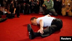 庆祝80岁大寿的李峻九大师在众议院办公楼为美国国会跆拳道俱乐部展示他的柔韧性。（2010年9月30日）