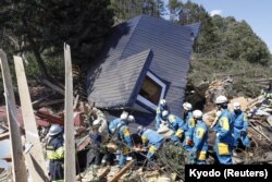 6일 일본 홋카이도 아쓰마에서 긴급구호대가 지진 피해를 수습하고 있다.