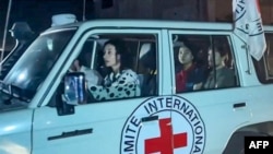 视频截图显示国际红十字会的车辆据报载着哈马斯释放的人质穿过拉法口岸驶向埃及。（2023年11月24日）