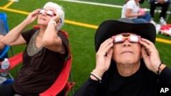 Teksašani posmatraju pomračenje Sunca (Foto: AP/Eric Gay)