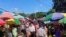 แฟ้มภาพ - ตลาดสดแห่งหนึ่งในนครย่างกุ้ง ประเทศเมียนมา คลาคล่ำไปด้วยผู้คน เมื่อ 24 ต.ค. 2564 