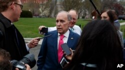 래리 커들로 백악관 국가경제위원장이 4일 백악관 밖에서 기자들과 이야기하고 있다. 