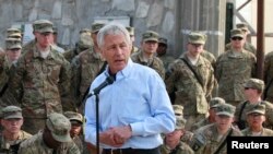 哈格尔3月9日在阿富汗会见美军官兵