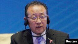 북한 외무성 김계관 제1부상이 18일 중국 베이징에서 열린 학술 회의에 참석해 발언하고 있다.