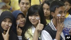 Para siswa Muslim di Filipina dalam pemilu AS bohong-bohongan di Quezon City yang diadakan oleh Kedubes AS. (AP/Bullit Marquez)