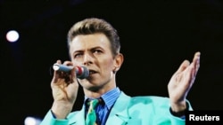 دیوید ​بوئی خواننده سرشناس بریتانیایی در ژانویه ۲۰۱۶ در گذشت.