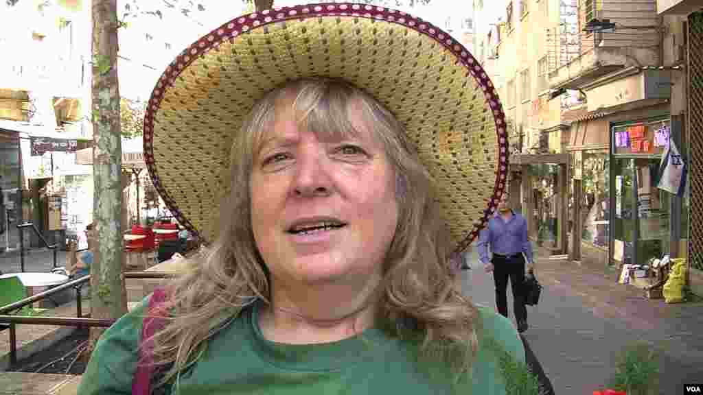 Ruth Harif, seorang ibu rumah tangga di Israel, mengatakan bahwa pemilu AS merupakan &quot;tragedi. Sungguh sebuah tragedi. Saya punya dua anak perempuan dan dua cucu laki-laki tinggal di Amerika dan saya selalu mengikuti dengan seksama apa yang dilakukan Obama.&quot; (S. Bobb/VOA)