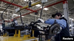 资料照片：在北京一家由北汽集团出资的北京电动车工厂，一名员工在生产电子汽车的装配线上工作。（2016年1月18日）