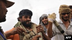 Hökumət qüvvələri Qəzzafinin istehkamını almaq üzrədir