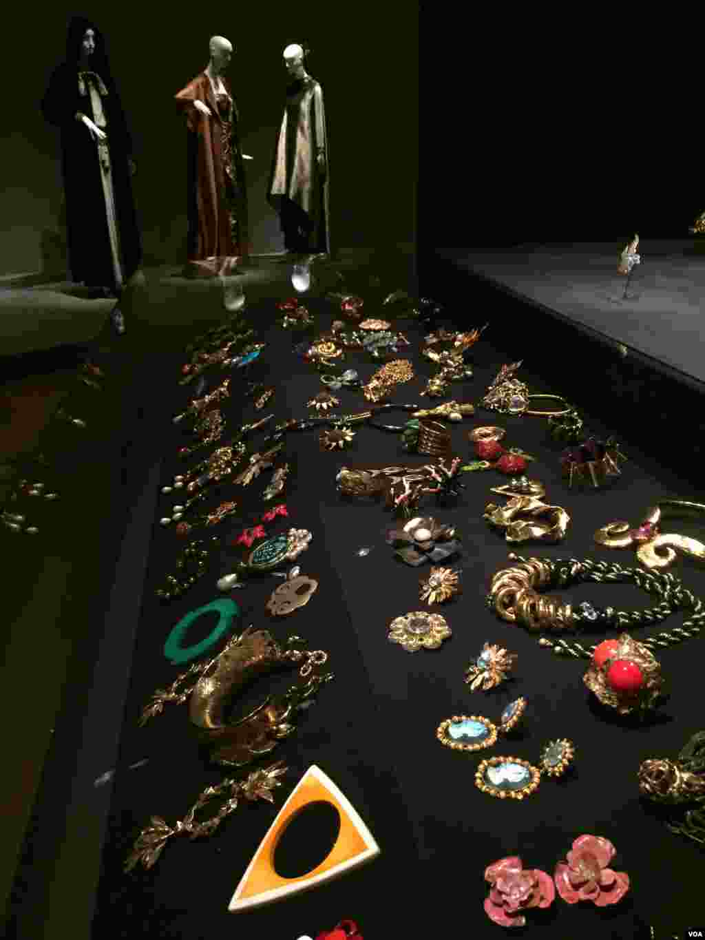 نمایشگاه تاریخچه ایو سن لوران طراح مد فرانسوی