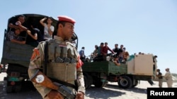 نیروهای امنیتی دولتی عراق درکنار داوطلبانی که برای مبارزه با داعش آماده شده اند. بغداد ۲۷ خرداد ۱۳۹۳ 