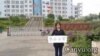 河南维权人士刘沙沙在监狱外声援陈西 (图片来自：参与网) 