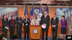 佩洛西议长(中)在记者会讲话