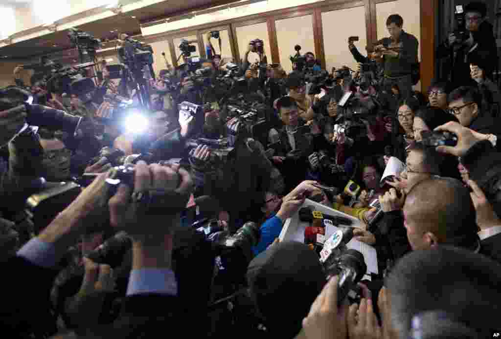 Seorang juru bicara Malaysia Airlines berbicara pada media dalam jumpa pers di sebuah hotel di Beijing, China.