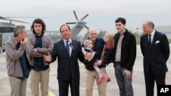 Presiden Perancis Francois Holland, ketiga dari kiri, bersama wartawan Perancis yang disandera.