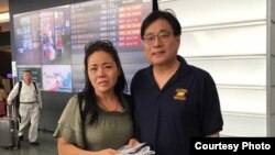 黄燕与台湾关怀中国人权联盟的理事长杨宪宏在桃园机场。（台湾关怀中国人权联盟提供）