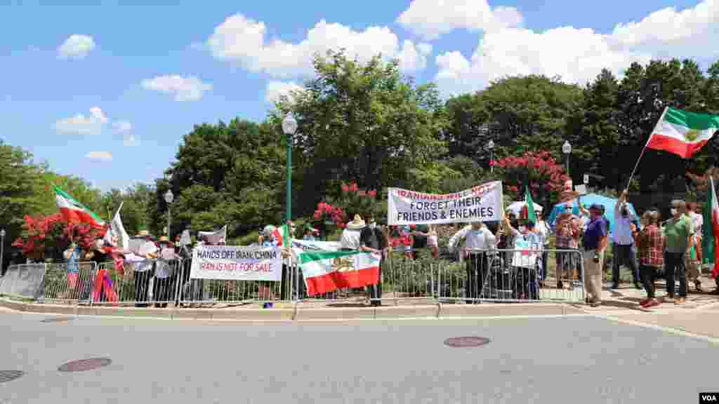 ایرانی‌-‌آمریکایی‌های منطقه واشنگتن روز دوشنبه با در دست داشتن پوسترها و پارچه‌نوشته‌‌هایی با مضامین &#171;چین، از ایران دست بردار. ایران فروشی نیست&#187;، &#171;چین، از ایران بیرون برو&#187;، و غیره، در برابر سفارت چین تجمع کردند 