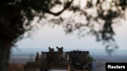 Buldozer militer Israel terlihat dekat perbatasan Israel dengan jalur Gaza sebelah utara (3/7). (Reuters/Amir Cohen)