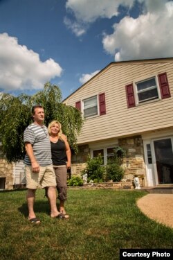 苏罗威利斯夫妇自己家门前 (Institute of Justice)